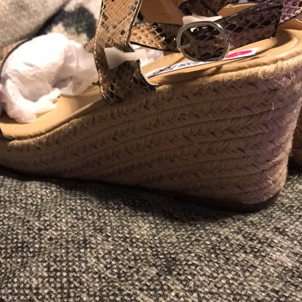 NWT Two Lips Too Beckie Wedges